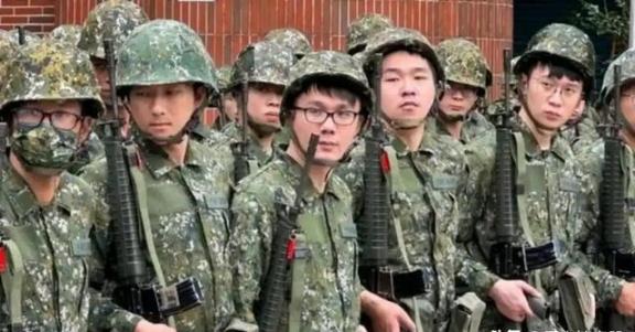 大陆还未开战，台湾大批军官连夜退伍辞职！由于解放军军舰每天在台岛附近出没，导致台