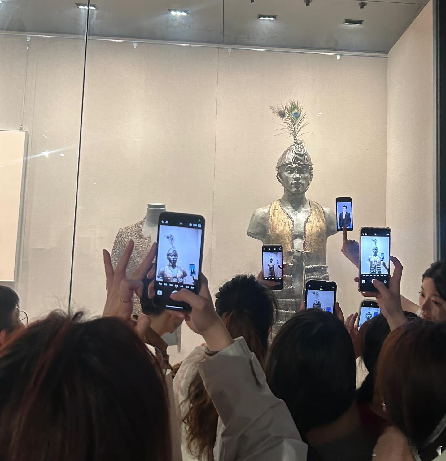 有人在徐州博物馆拍到魏晨[滑稽笑][滑稽笑][滑稽笑]博物馆魏晨​​​