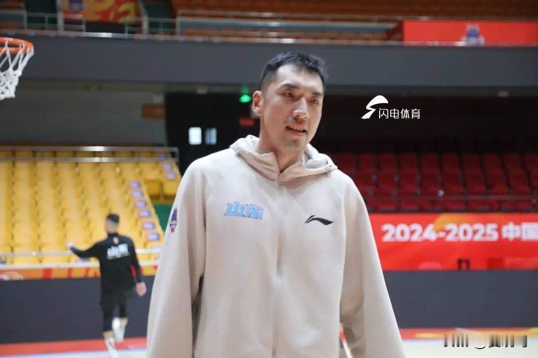 山东高速男篮今天一日三练，邱彪指导为首的教练组今晚带队加练了投篮。目前来看，于
