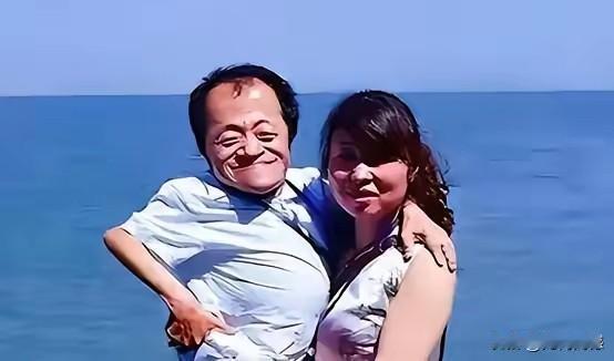 这个女子的名字叫许迎春，20多年前的她，放弃了高薪工作，不顾家人反对嫁给身体重度