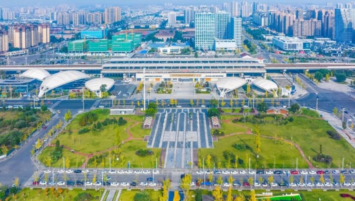 今天这两条交通消息放一块看，挺有信号意义的：一边是成都崇州要再添3座高铁站，一边