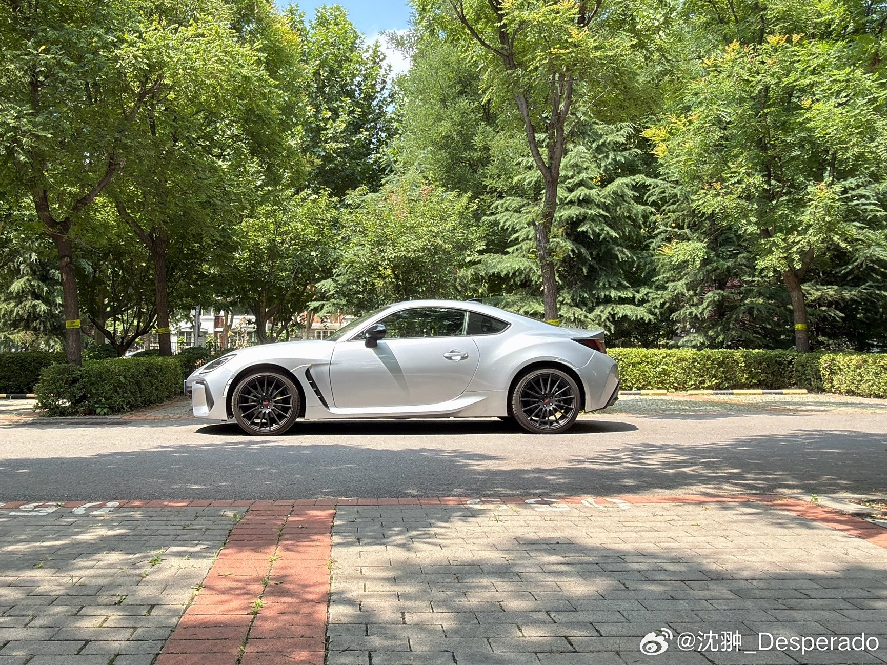 新能源车越造越重引道路损耗争议这事儿目前纯无解，给车增重容易，但减重很难，甚至燃