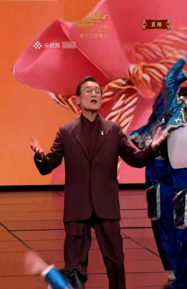 身家过亿的影帝，被拍到在菜市场，紧紧牵着一个“走样”的女人。没有助理，没有