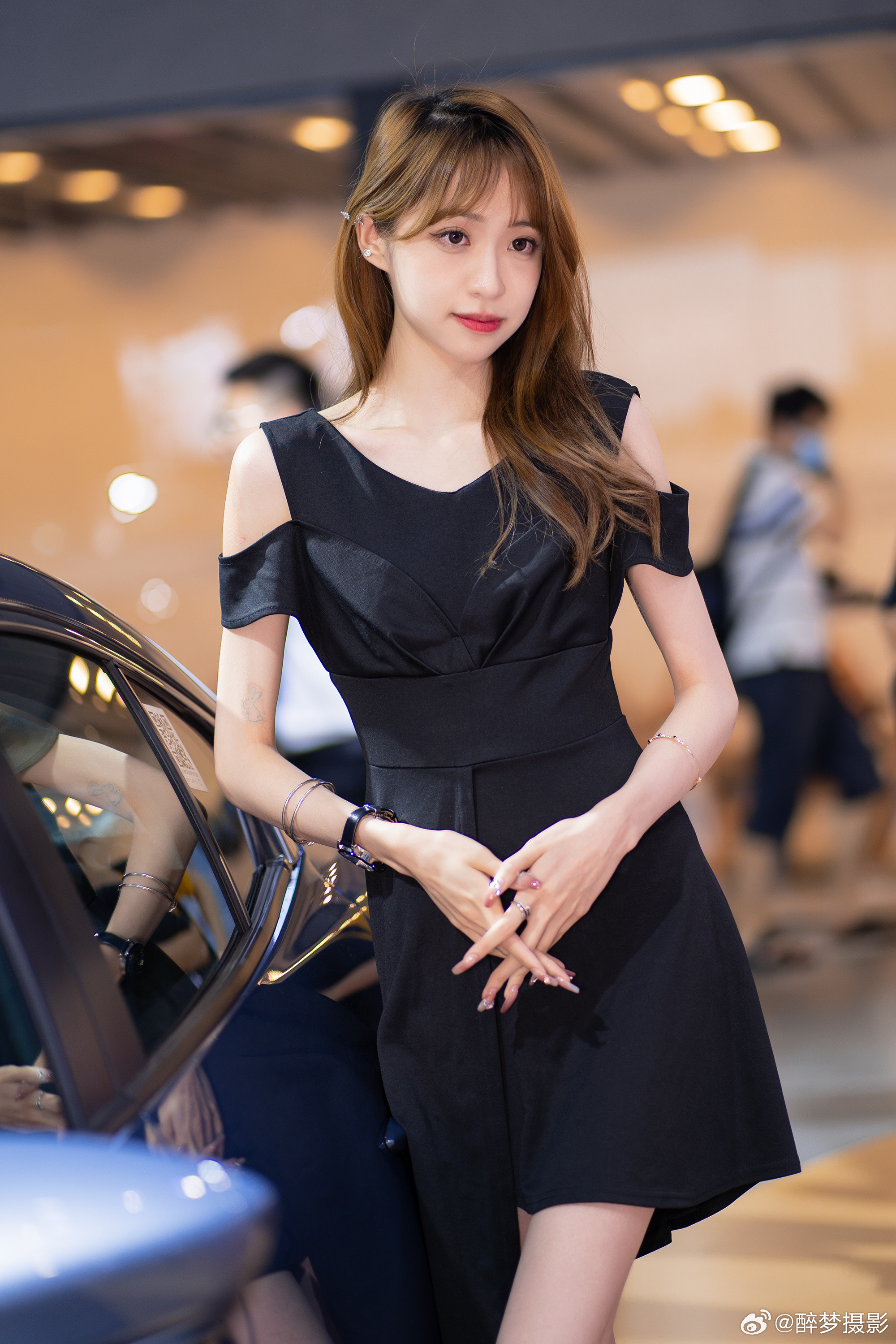 瘦成纸片了，来自马自达的大长腿骨感美少女模特：兔子不在活动：佛山潭州车展抄送：