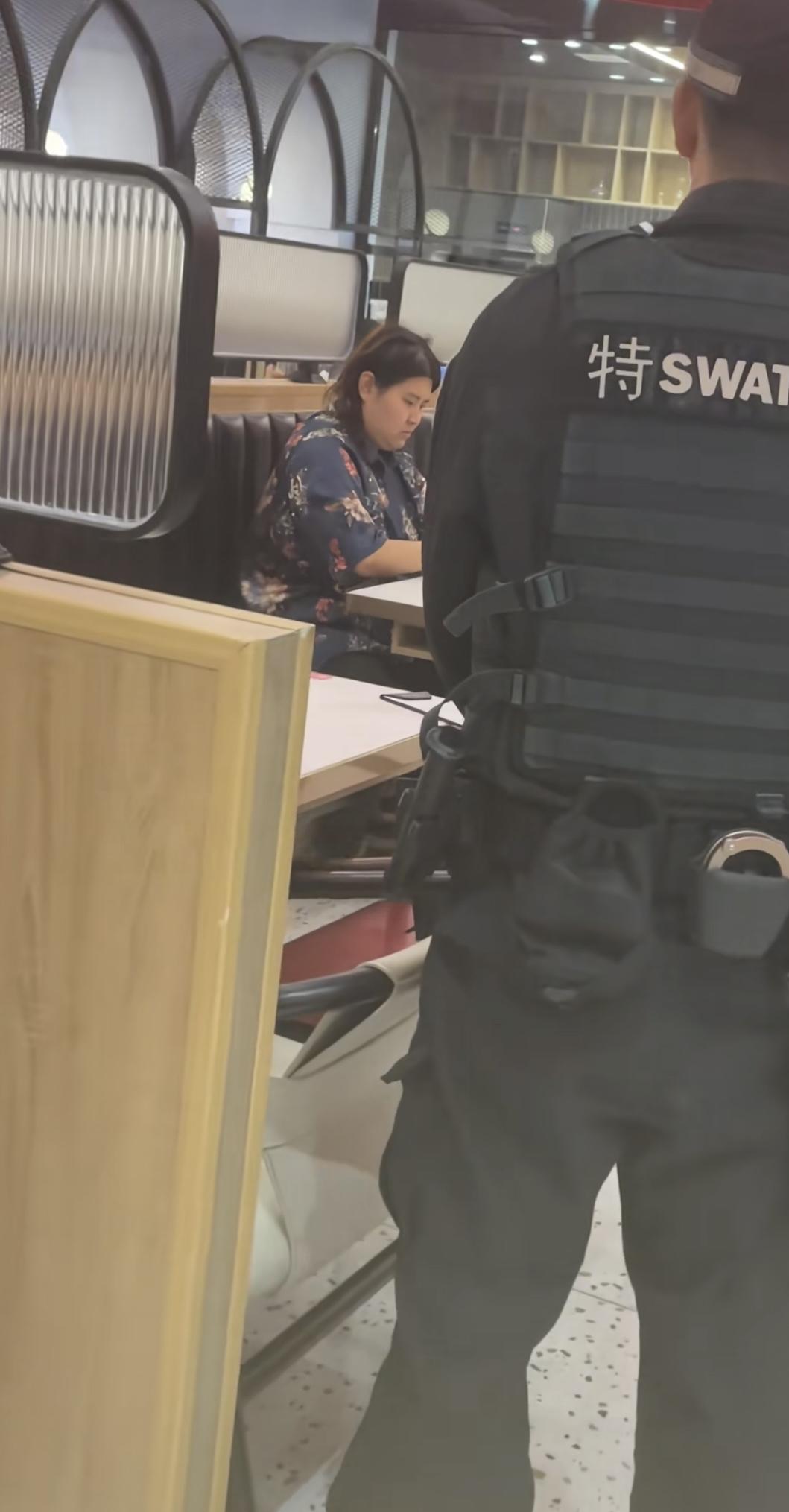 网友爆料说这位女子经常来店里吃霸王餐，来了好几次了，那天不给吃，还闹事，还动刀子