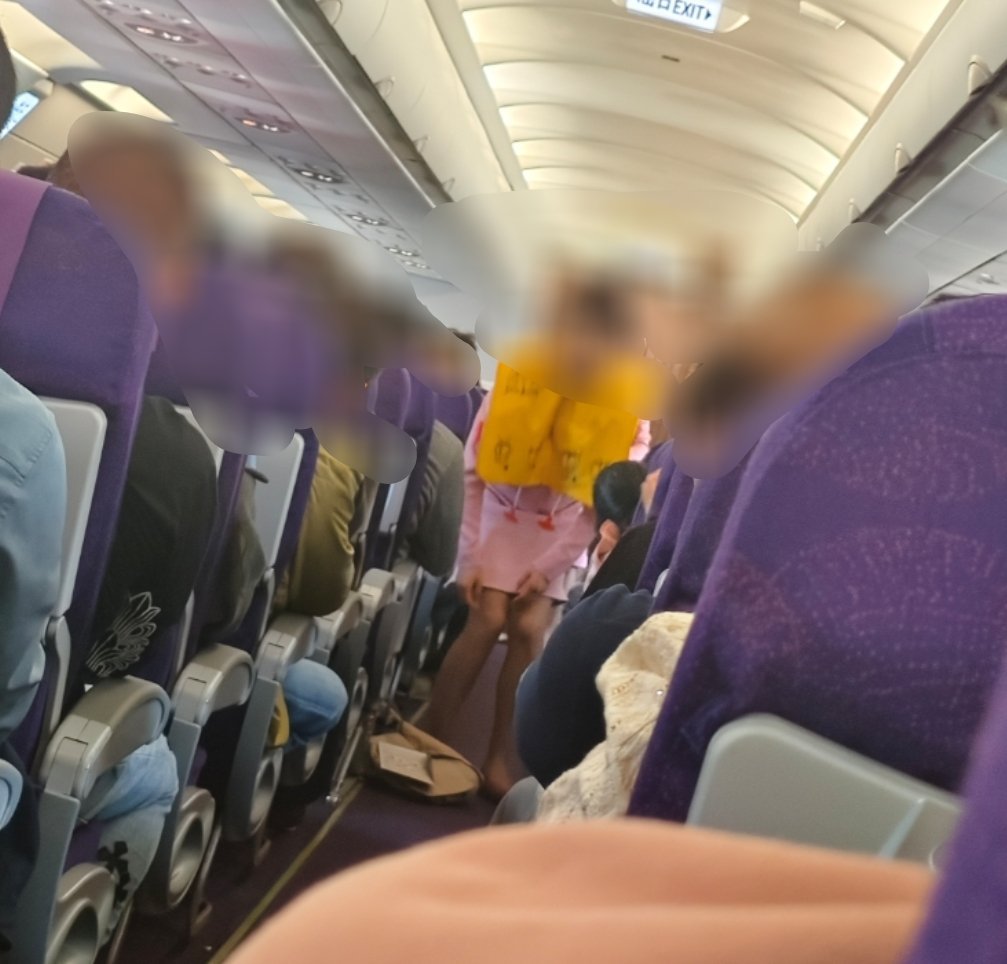 好像很久很久没看到过安全逃生演示流程了啊，国行川航好像都不演示了，今天坐的吉祥