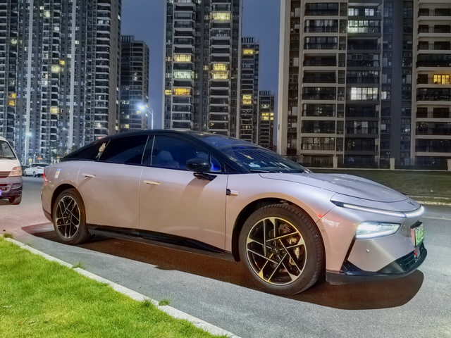 换车要不要换品牌买车时选择了小鹏，也是第一次选择小鹏汽车，但是小鹏车辆整体素质