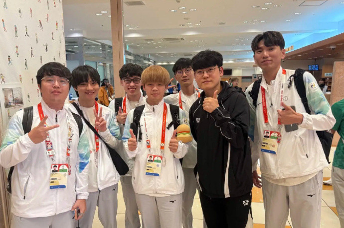 【Faker坐飞机全是粉丝】Faker（李相赫）作为韩国LCK国家队代表，近日乘