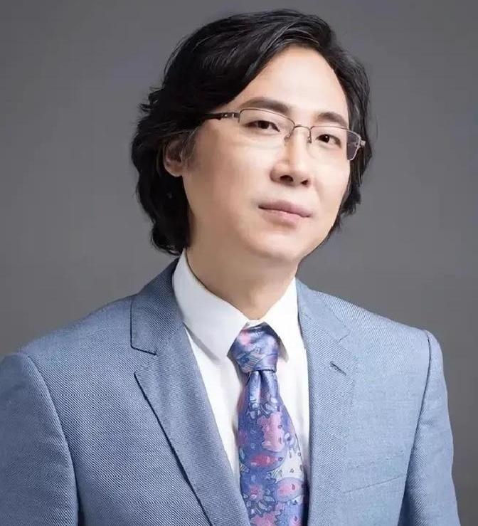 谁能想到，如今站在国内顶流的男中音歌唱家廖昌永，19岁那年差点抡起菜刀跟同学同归