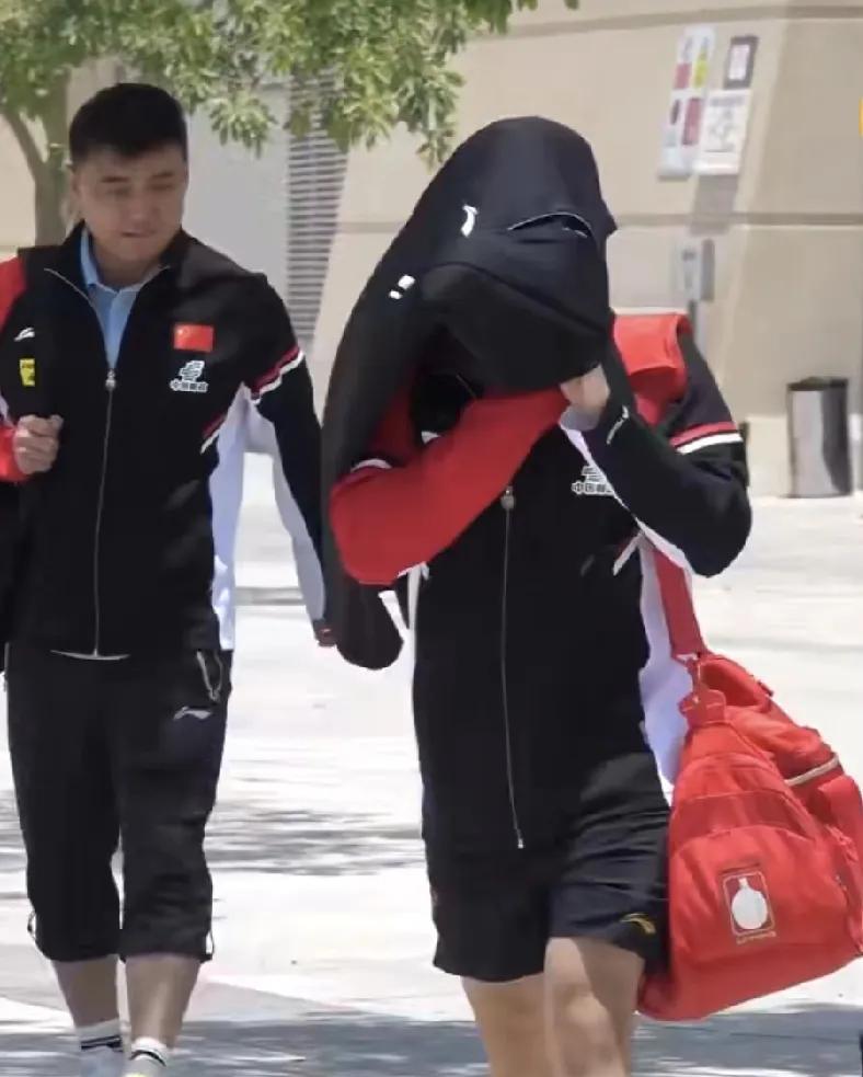 林诗栋啊，你怎么能这么搞笑呢！多哈的天气确实是热，国乒队员都被晒的皱皱巴巴的。