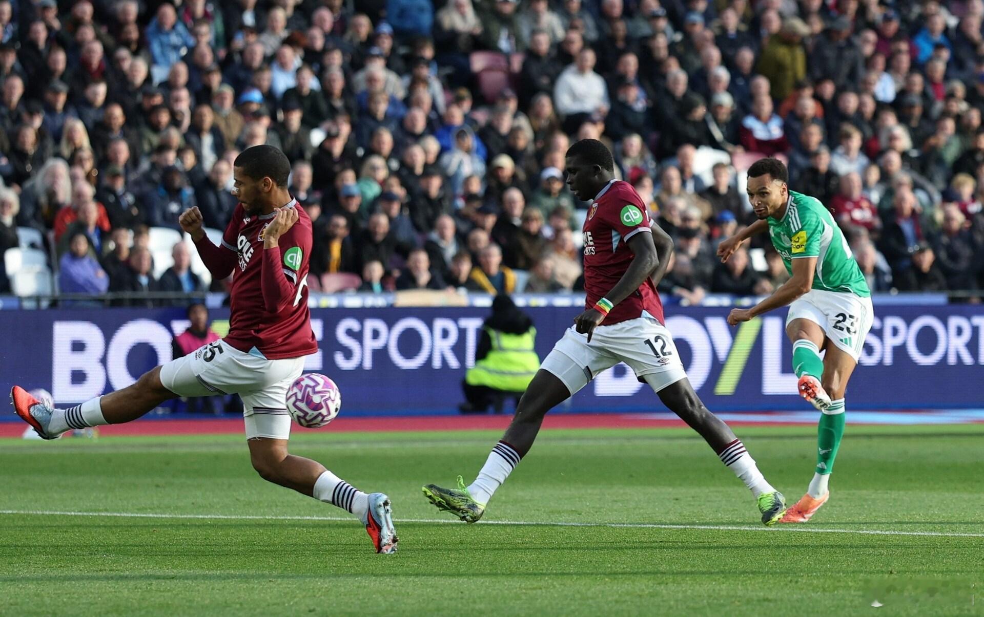 西汉姆联v纽卡斯尔开场不到4分钟，萨默维尔在对方频繁拉拽情况下强势突破，鲍文一