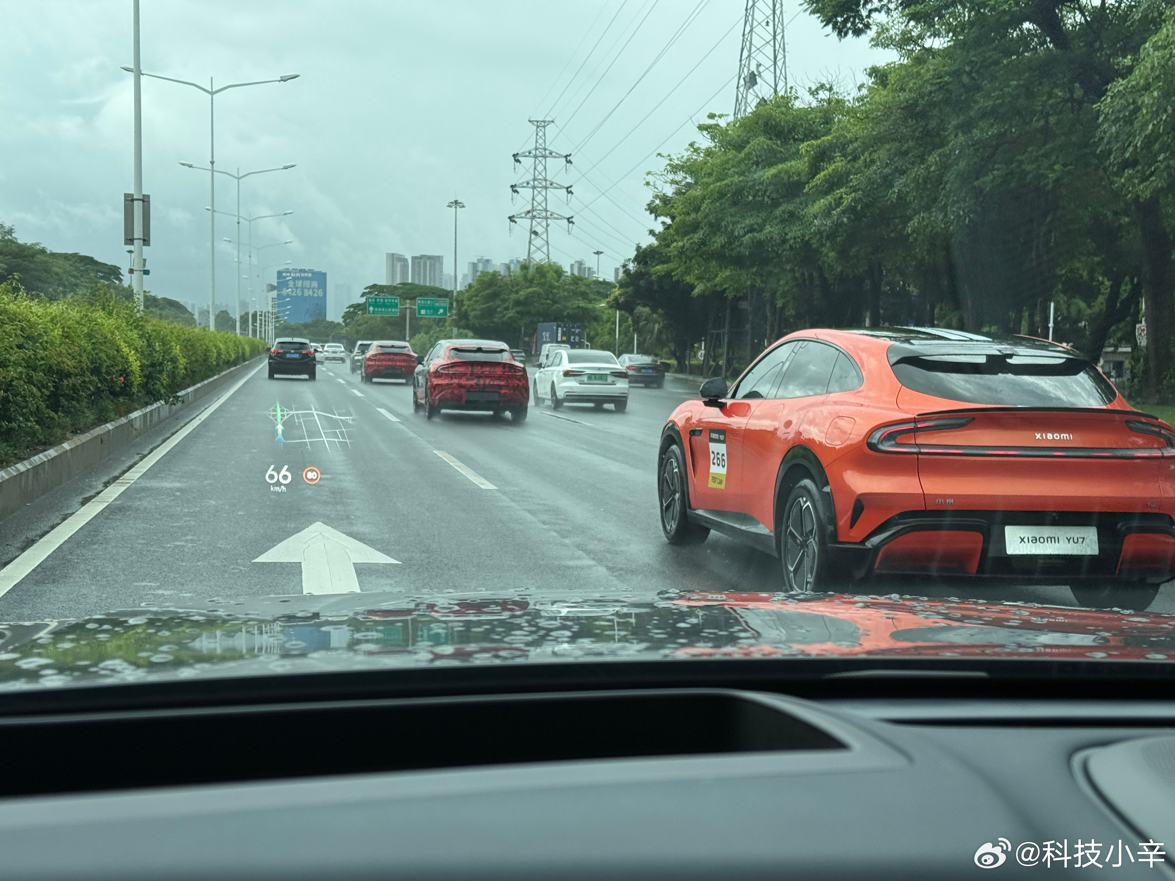 深圳路上，遇到几辆小米YU7的测试车，今晚就要发布了。我瞎猜一下，起步价25