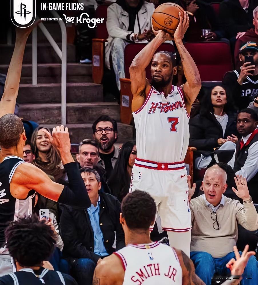 冰火两重天！重点说说火箭下半场经历了什么。1，申京上半场对位文班占尽上风，但