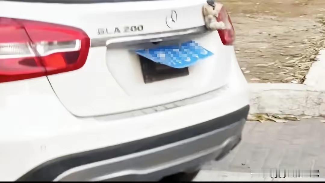 辽宁大连，女子把奔驰车停在一商场附近，3天没动，期间交警联系她，说有商铺要求她挪