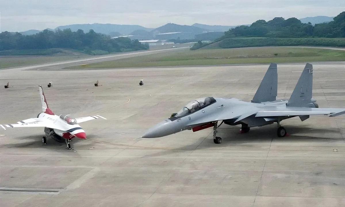 F-16在苏-30面前，娇小犹如一只小鸡仔！苏30是俄罗斯研制的重型双发战机，