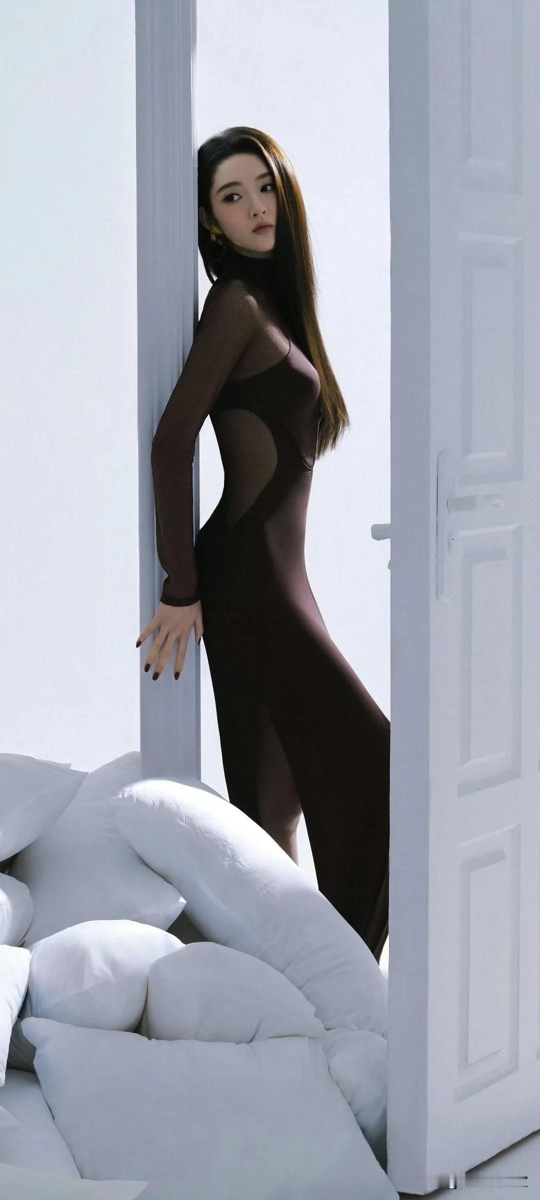 王玉雯写真壁纸～深棕修身裙+顺直长发，高级又迷人！