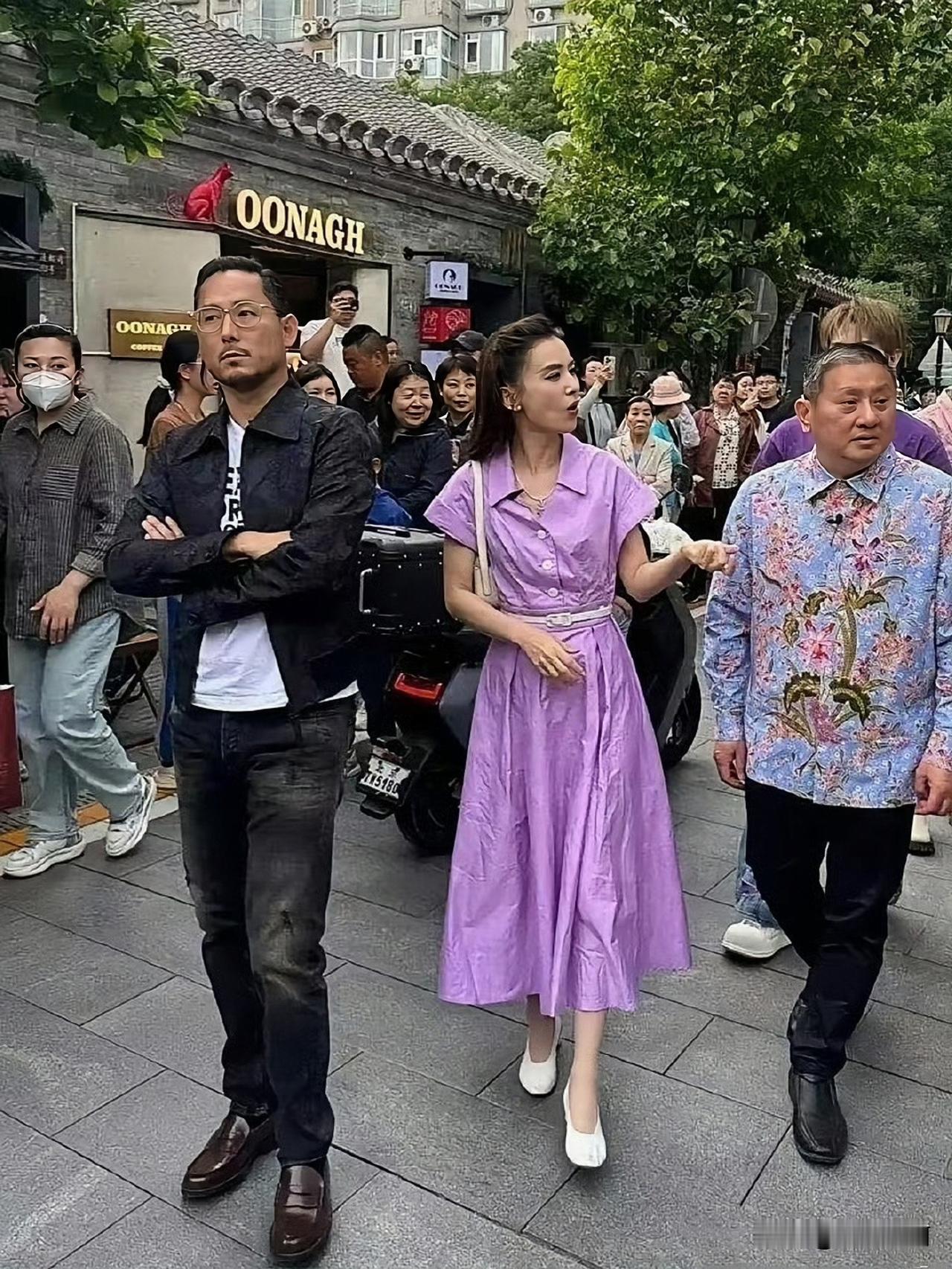 无美颜无滤镜下真实的黄圣依，很多人说很失望，骨瘦如柴，皮肤黝黑，根本没有镜头上那