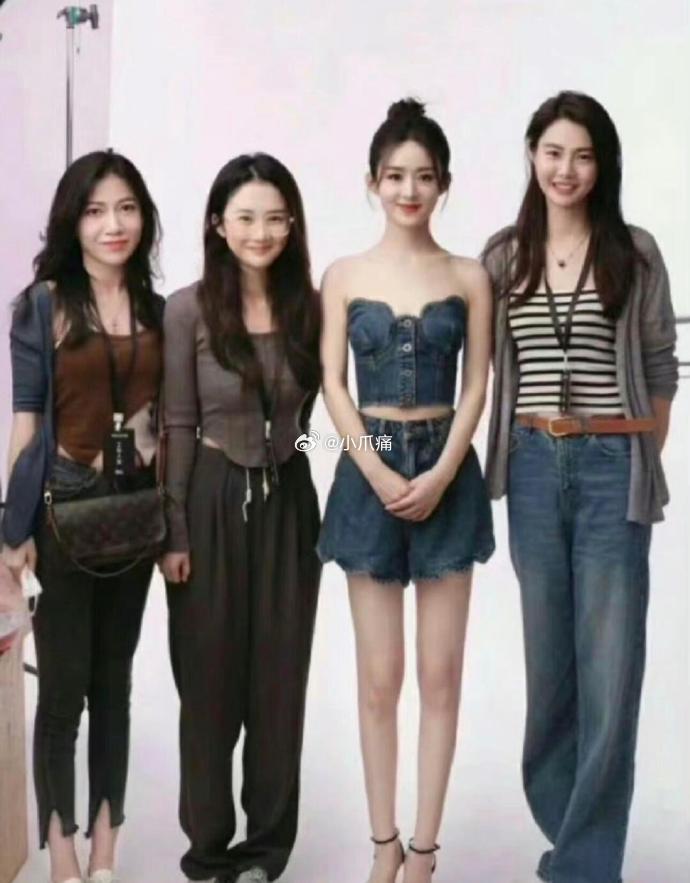 明星和素人区别最大的就是脸小头小，看她们这对比就很明显了