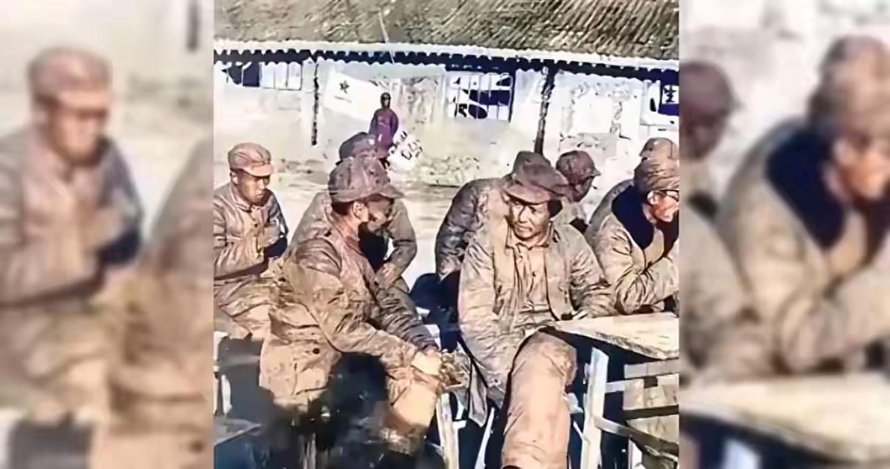 我们都被战争片骗了，真实的情况是这样的，穿的破破烂烂。各各骨瘦如柴。吃不饱，穿不