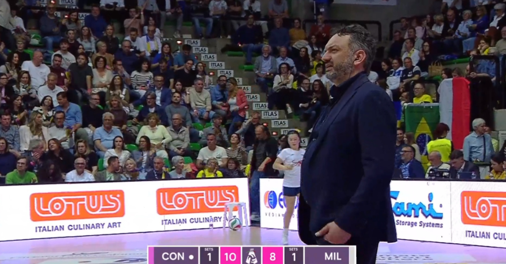 米兰女排以2-3惜败给了科内，无缘决赛开门红。米兰主帅拉瓦里尼成为了被中国女人困