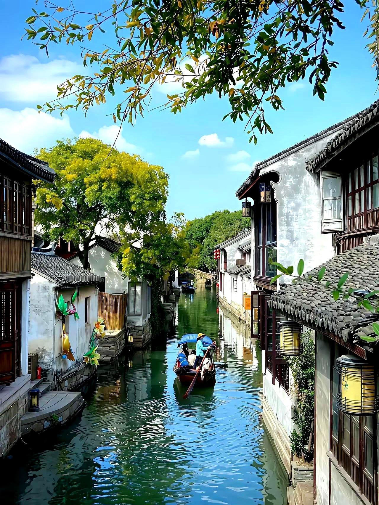 小王在姑姑家从天气聊到邻居狗，硬撑三小时，姑父直接躲阳台抽烟；老陈岳父家带了水果