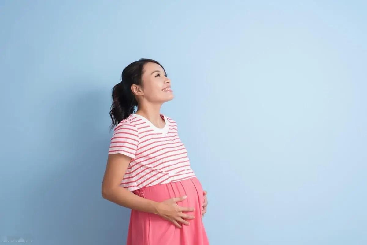 一女子怀孕4个月了，可她妈妈58岁，查出病情，急需要女儿骨髓移植救命，而且母女配