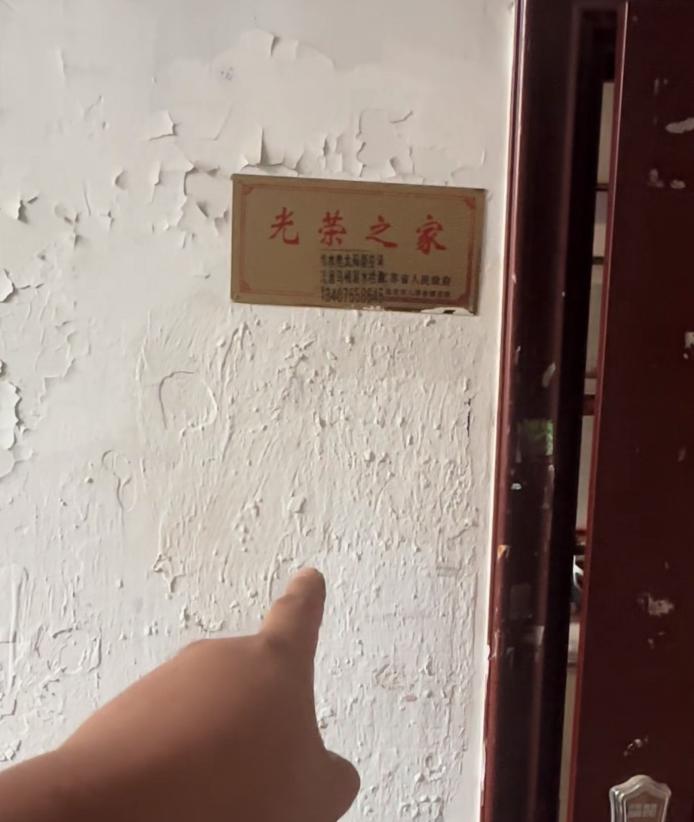 江苏，一退伍军人大哥家门口，贴着一张“光荣之家”的牌子，结果这天大哥出门时，竟看