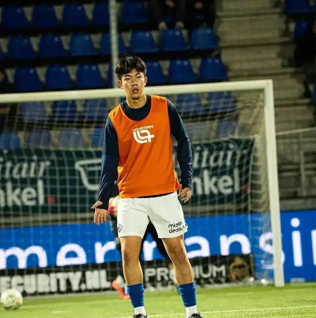 别盯着那个越位进球了。王博豪在荷乙被撞翻12次，才是他进国奥的真正原因。他