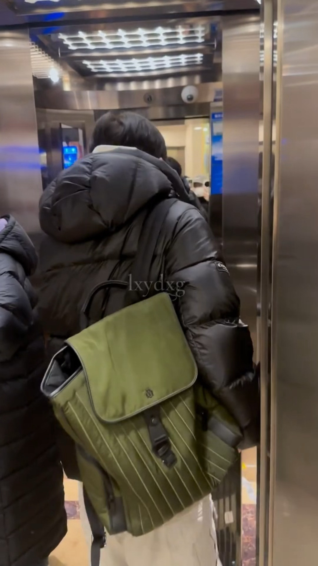 我看上了包朋友看上了箱子闺蜜看上了衣服哈哈哈哈哈cr水印