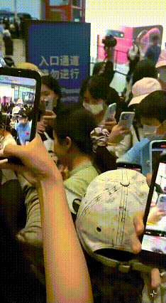 太无语了！孙颖莎咱下次还走Vip吧！你看看今早两孩被这群围成啥样了？怎么感觉莎莎