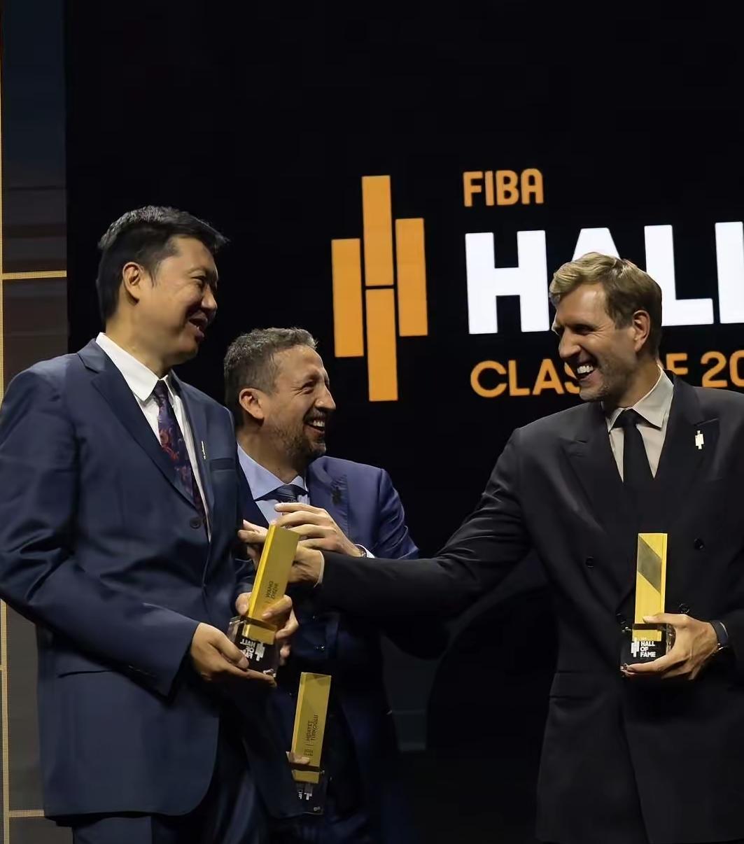 王治郅再次和老队友诺维斯基同台，这一次两人都登上了国际篮联名人堂的舞台，这个奖杯