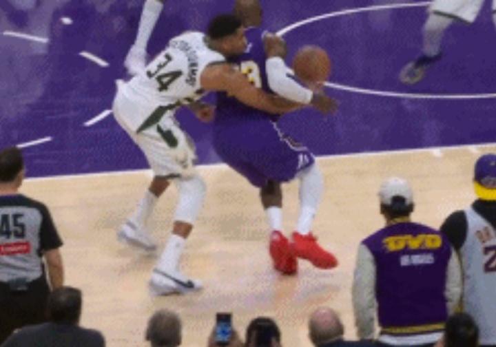 詹姆斯谈最后时刻失误：“对我来说，这真的很糟糕。我在那个关键时刻失误了。字母