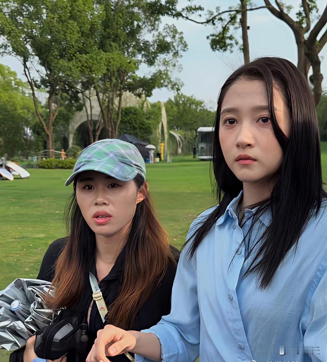 关﻿⁠晓彤在﻿无锡‍拍戏，直﻿⁠接被‍热懵了‍‍，在路人镜头下，她的皮肤嫩的能掐