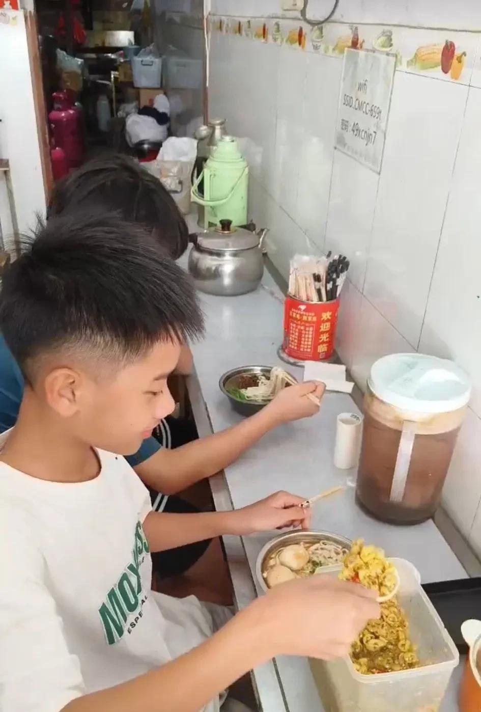 看一下我大侄子吃粉，加一大勺辣椒圈，再加一勺辣椒水，你敢相信这是土生土长的广西小