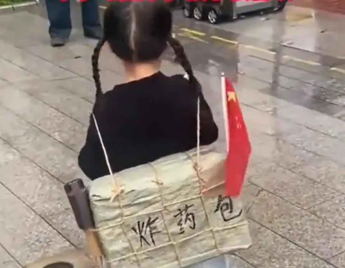 安徽有幼儿园老师要求孩子做手工作业。这不国庆节快到了，老师要求孩子们做一做手
