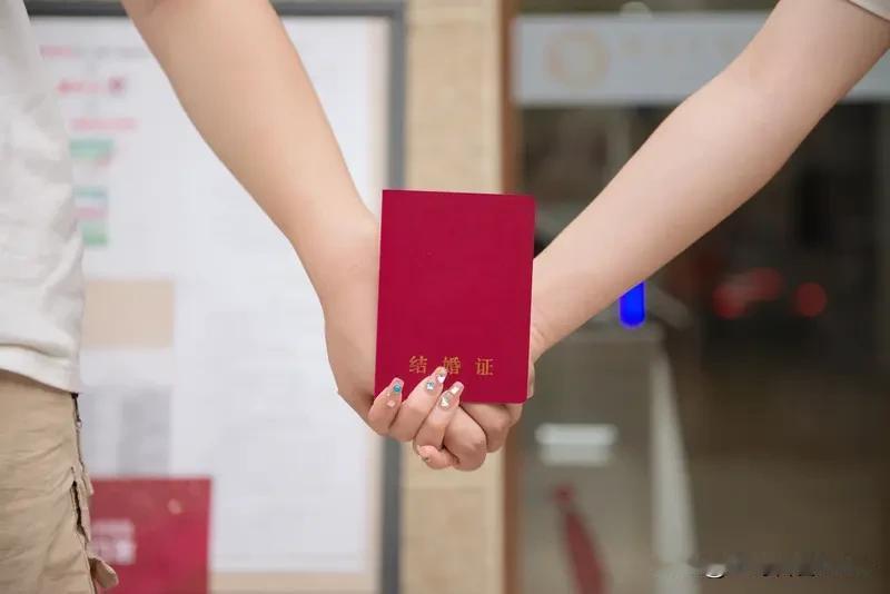 如今，三大怪象正冲击着一夫一妻制。从数据看，结婚登记数量大幅下降，2024年全