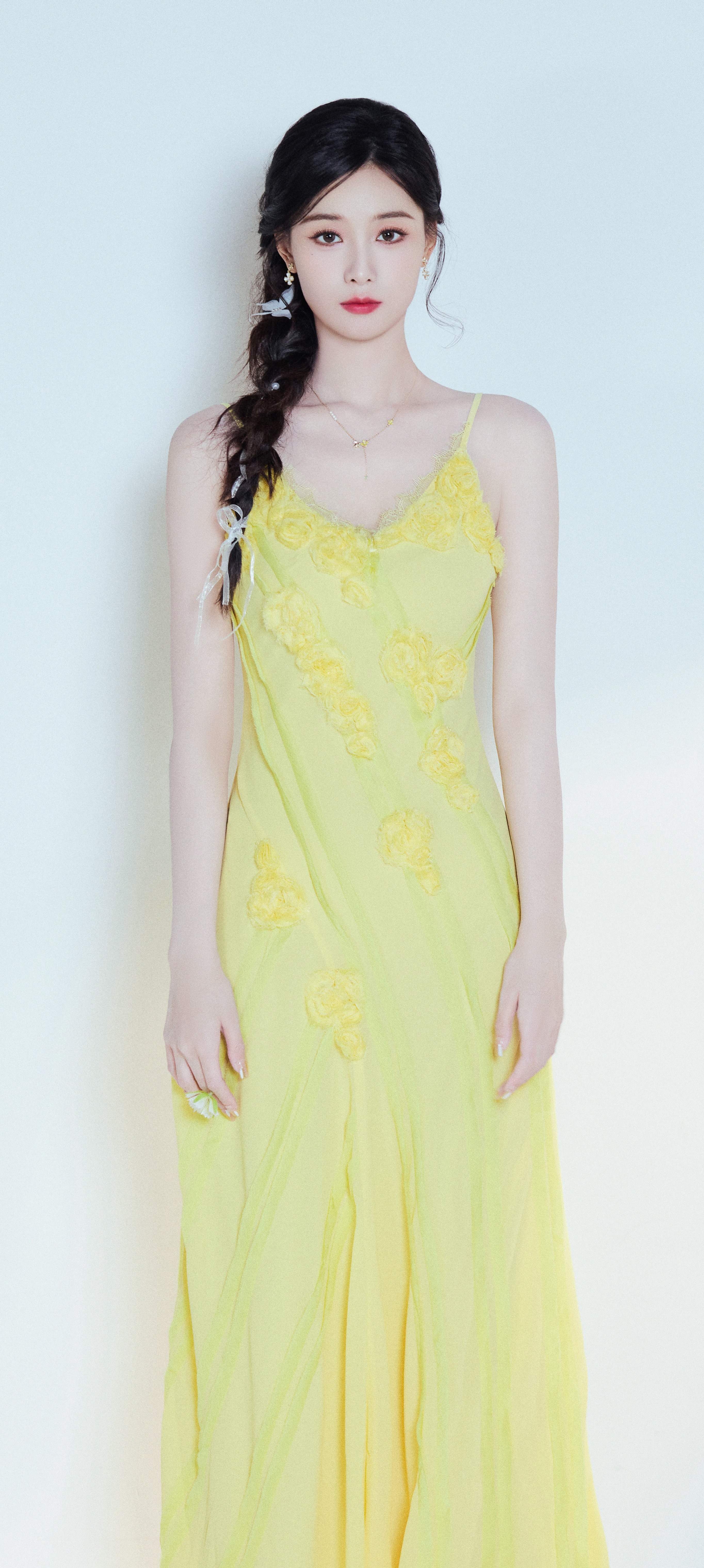 徐艺洋穿搭壁纸：穿蛋黄吊带裙的麻花辫女生甜美感满满。徐艺洋