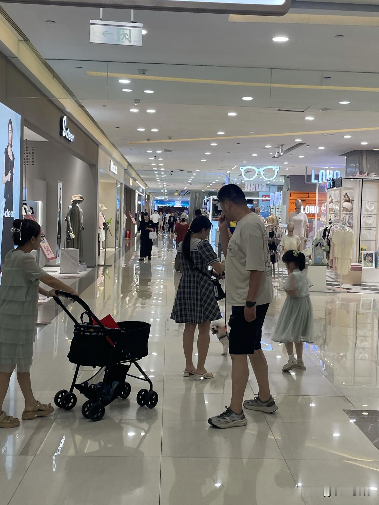 青山众圆，人还挺多的。