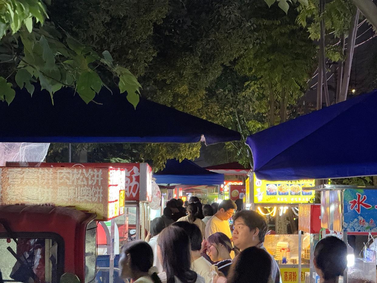 27岁小张放着宁波8千月薪不拿，非要学做麻糍摆摊！一开始在本地干，每天就赚30