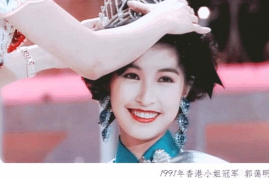 那年，穷小子刘青云鼓起勇气，拦住千金大小姐郭蔼明的车，向她深情表白，郭蔼明理解错
