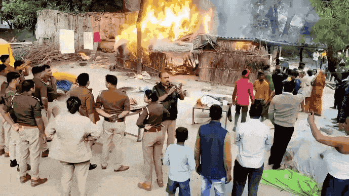 印度式强拆：拆什么拆，一把火直接把贱民房子烧掉就完了！印度北方邦地方行政长官（T