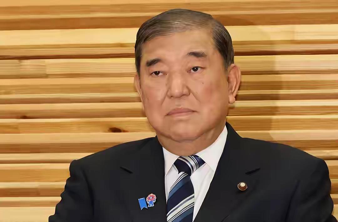 石破茂看到了什么？在日本议会，右翼党高举双手呼喊万岁，这是二战日本军国主义的