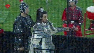 霸王回归，苏超比中超有意思多了，何润东项羽造型亮相苏超，这次不骑马改乘船，这扮相