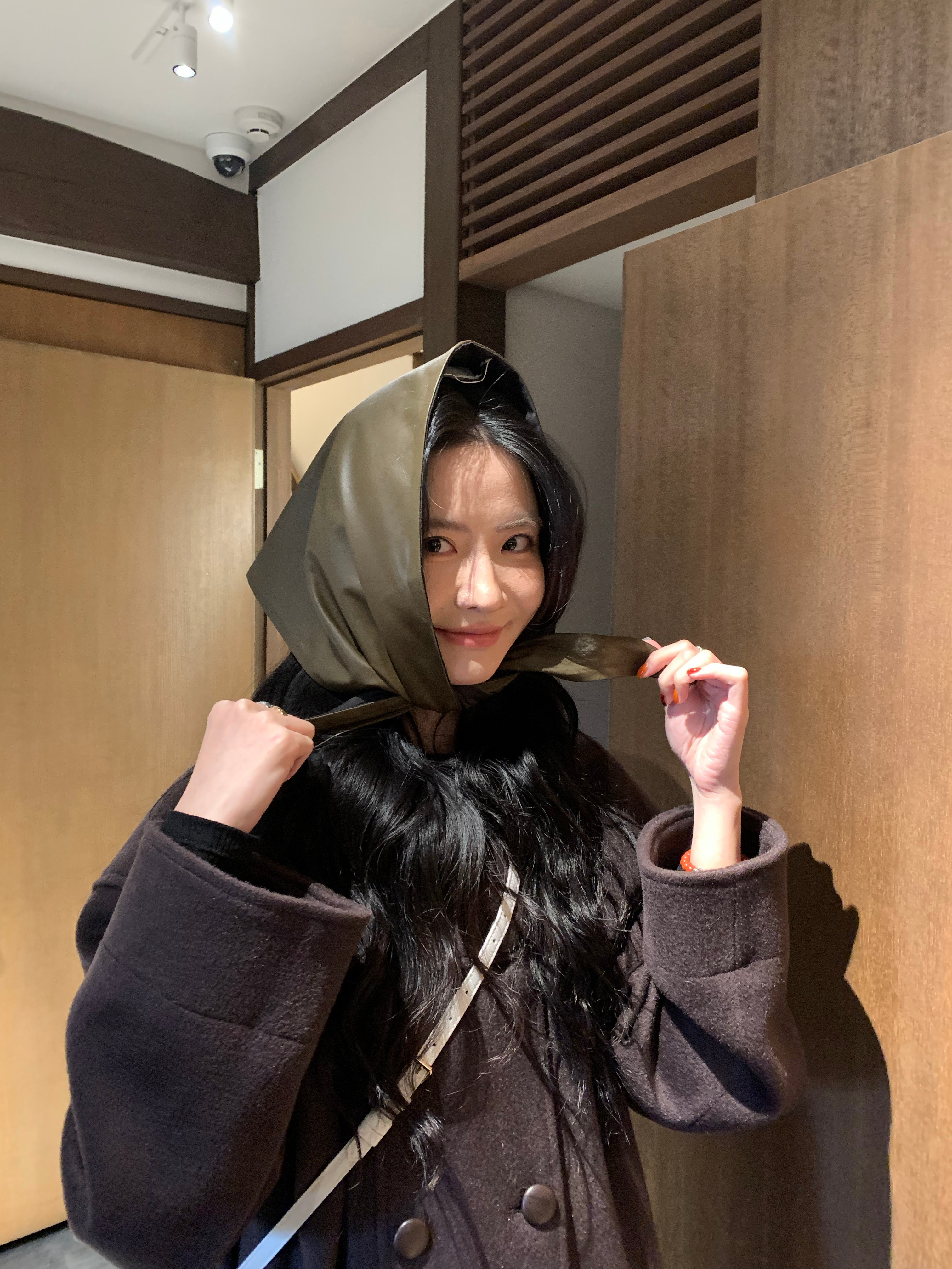 这个颜色真的巨美的有点小斗篷的感觉帽子戴上有点小巫师又乖巧又女人那天我怎么拍