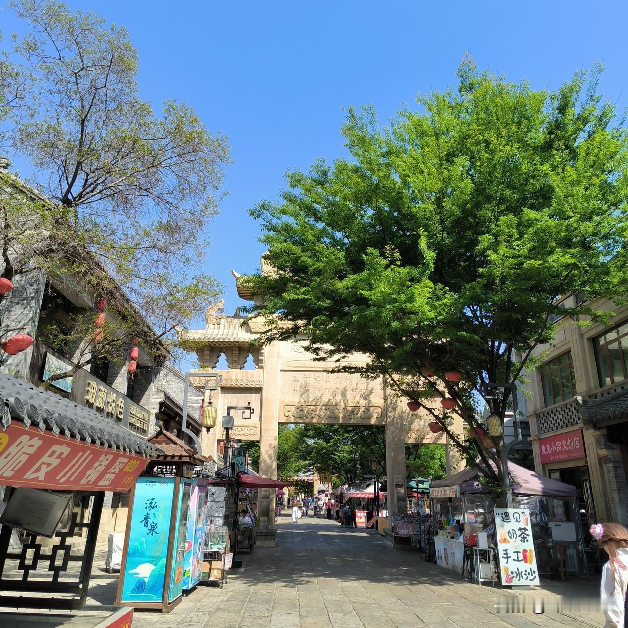 早些年留学的人生活咋样了昨天下午我们去逛了即墨古城，估计他们建造这么一座古