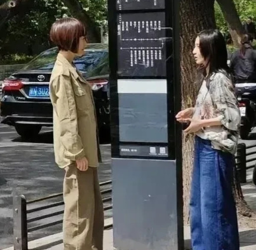 原来鲁豫现实中是长这样的，不得不说，虽然不是很漂亮，但是风韵犹存啊。[比心]