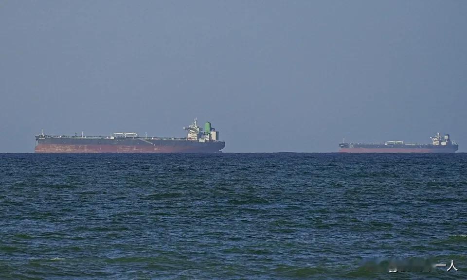 伊朗一艘270米货船直冲美军封锁线，美军多舰出动拦截开火、强行登船！很多人以为伊