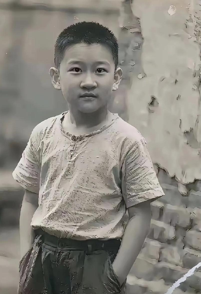 你能从这张童年照里面，一眼认出他是哪位大咖吗？50岁跟童年共同一张脸，也只有