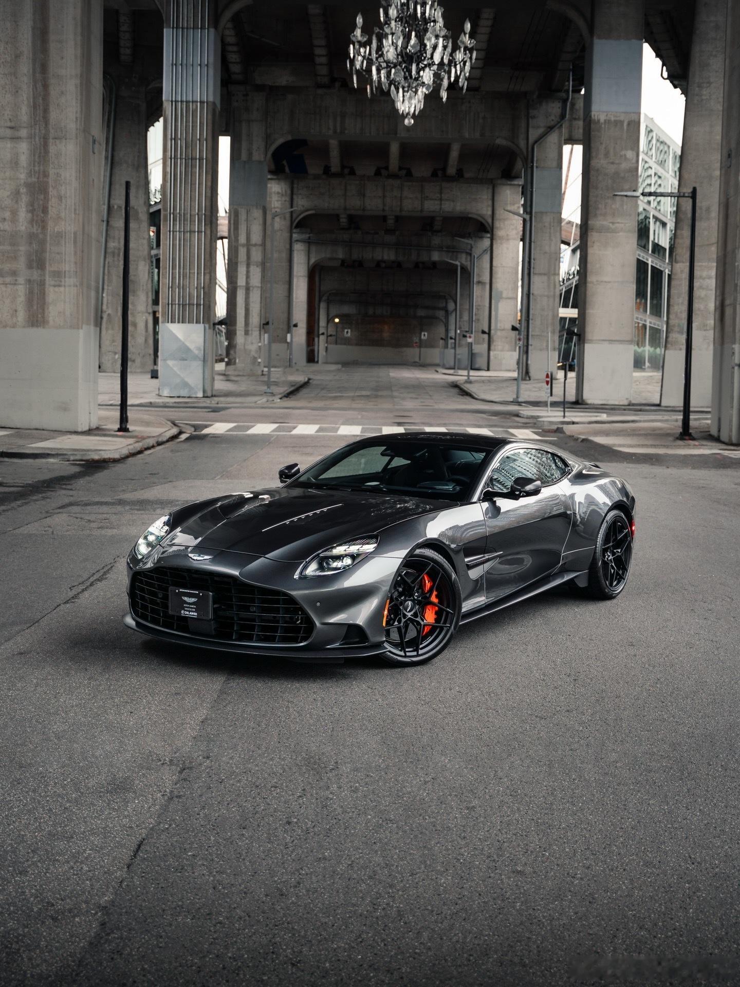 一款全新的前置中置5.2升双涡轮增压V12引擎为后轮提供了无情的动力。这款双座车