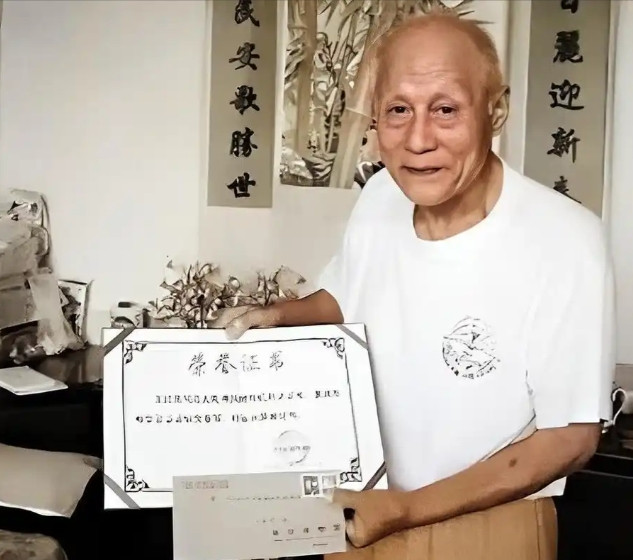 1983年，63岁老人正给领导倒水，领导低头一看，这老人竟穿着空军专用的拉链裤，